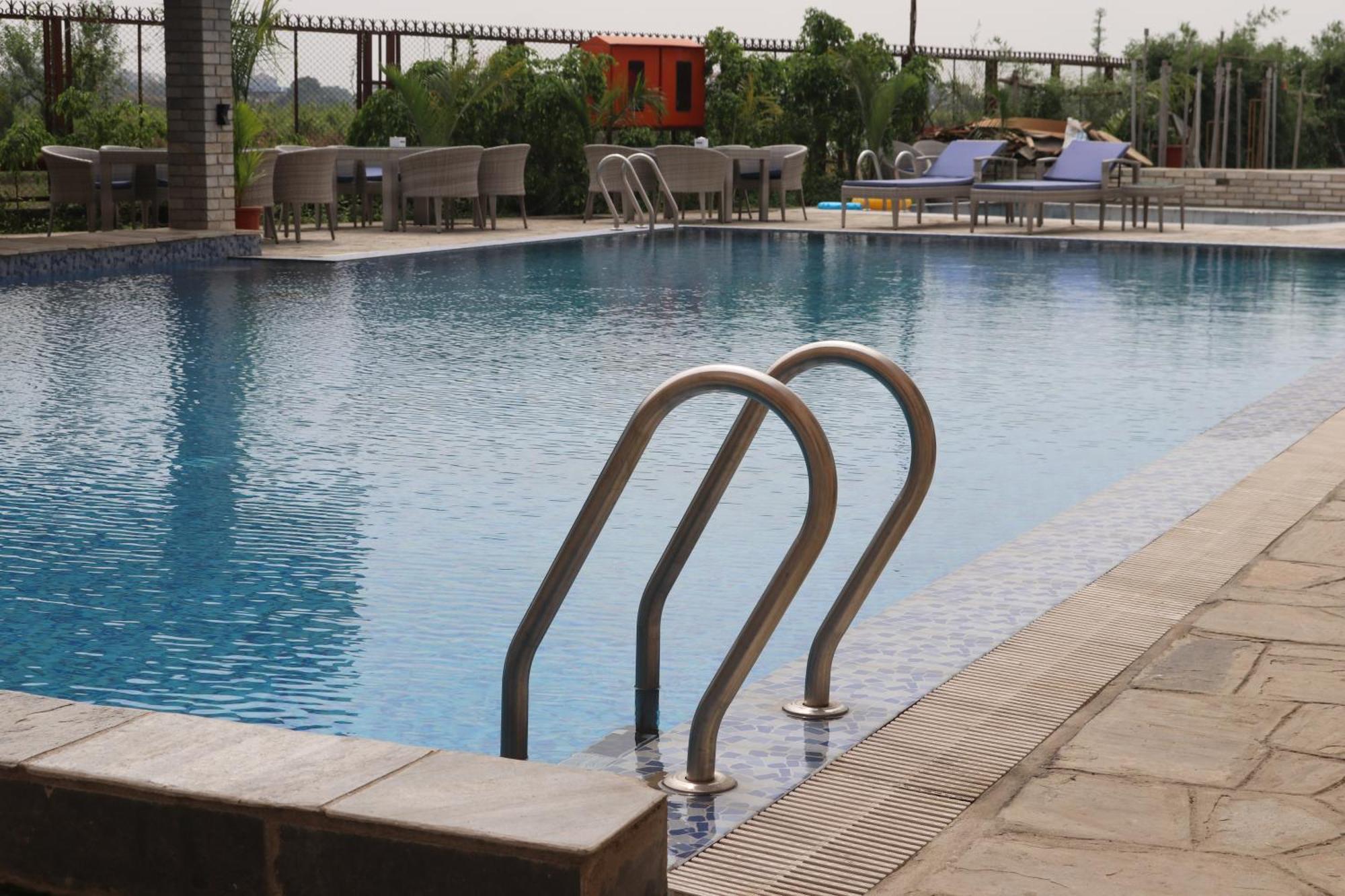 Galaxy Garden Resort Bharatpur  外观 照片